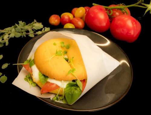 Recept red bagel caprese:   verse tomaat, basilicum, pesto en gesmolten mozzarella 